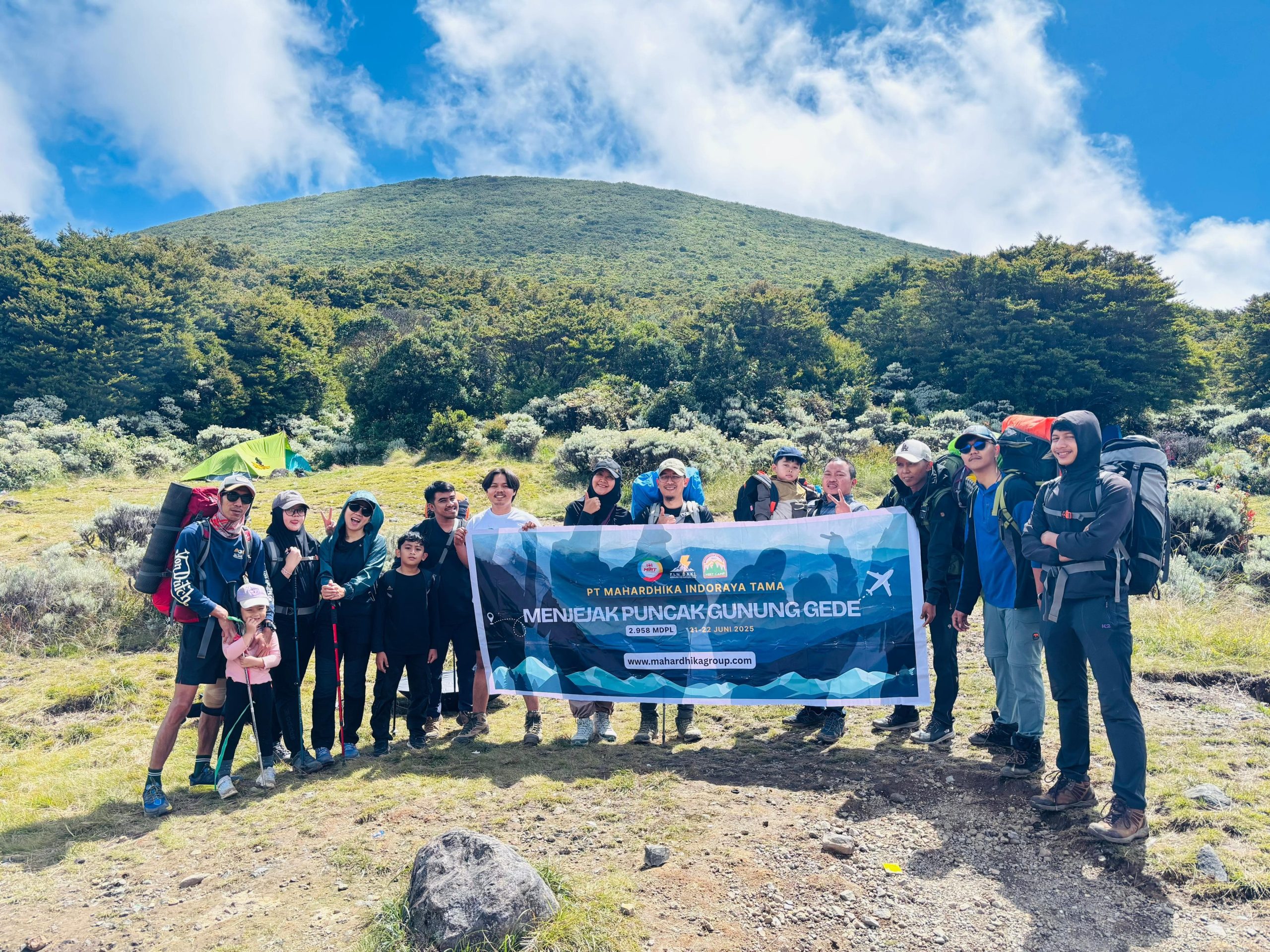 Menjejak Puncak Gunung Gede